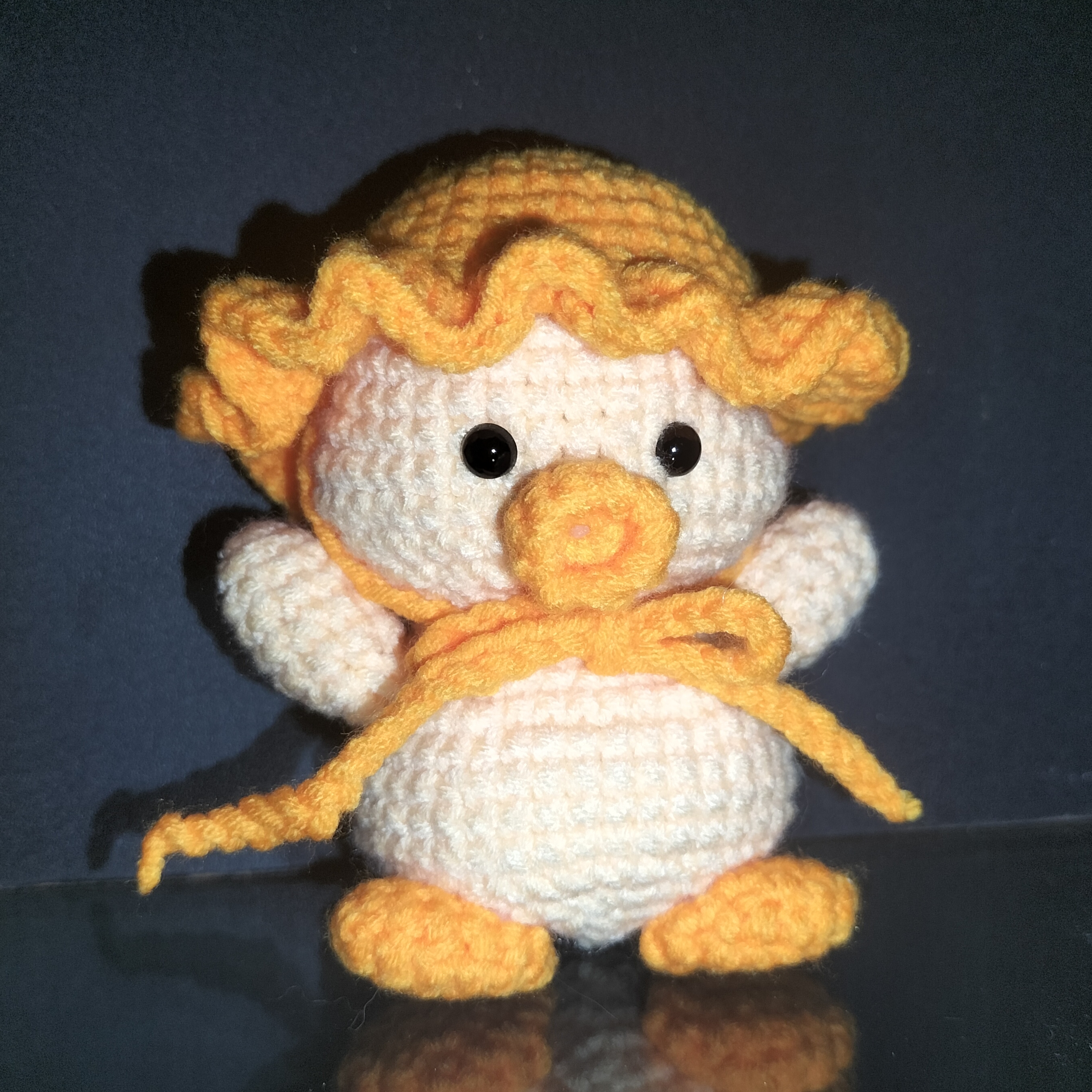 Boneka bebek rajutan Dara Hands warna krim dan orange