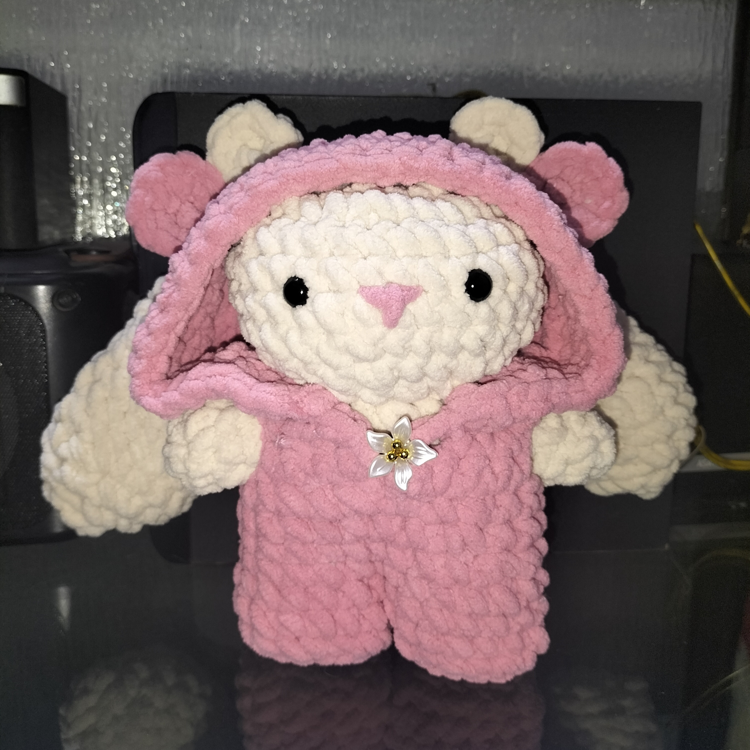 Kelinci rajutan putih dengan hoodie pink yang imut